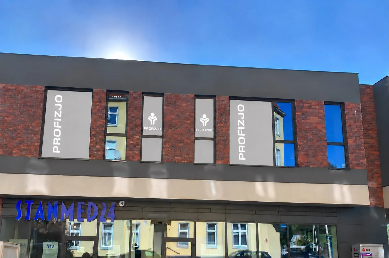 Budynek PROFIZJO przy ulicy Birmańskiej 13 we Wrocławiu z oznakowaniem w oknach